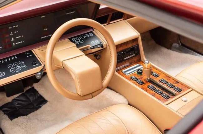 Egy Aston Martin Lagonda műszerfala.