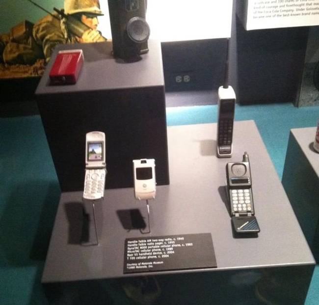 A kihajthatós telefonokat, és köztük is a sokunk számára kedves Motorola RAZR telefont ma már múzeumokban mutogatják.