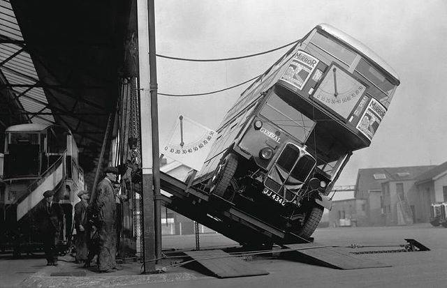 Egy londoni emeletes busz borulási tesztjének pillanata, 1933-ban.