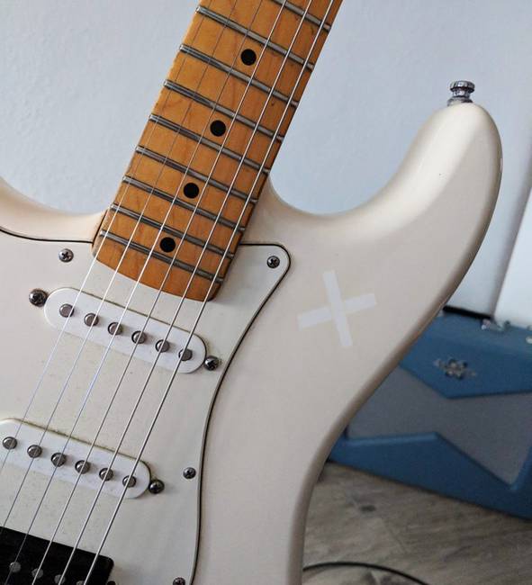 „7 évvel ezelőtt egy matricát (keresztet) ragasztottam az új gitáromra. Ma leszedtem róla ezt a matricát, és felbukkant alatta a gitár eredeti fehér színe.”