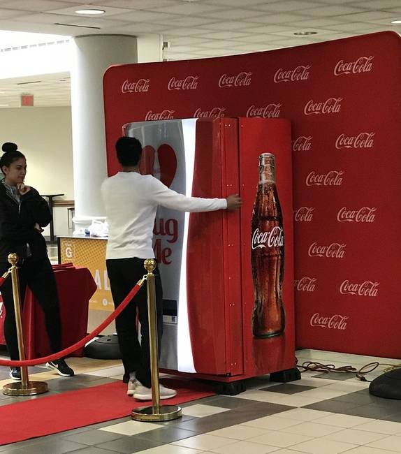 Egy egyetemen felállított kísérleti Cola-automata, aminél pénz helyett öleléssel lehet fizetni.