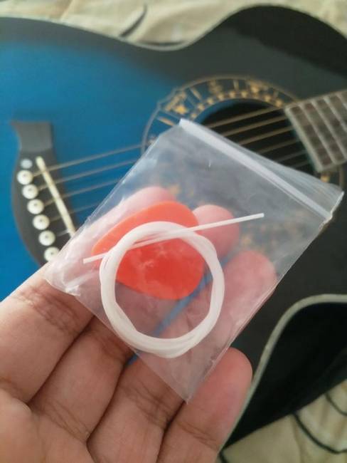 „Rendeltem egy használt gitárt, és ezt küldték mellé a csomagban. Mi lehet ez?"
