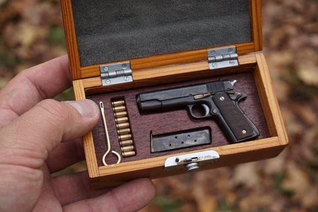 „Ez egy miniatűr Colt-pisztoly, ami valódi töltényeket lő."
