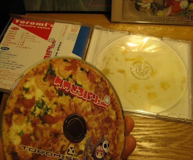 Ennek a pizza-témájú zenei CD-nek a tokján hamis pizzafoltok vannak.