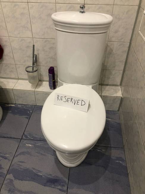 „A családomban általában minden reggel verekedés van szinte a vécéért. Ma én keltem fel először, és ezt találtam."