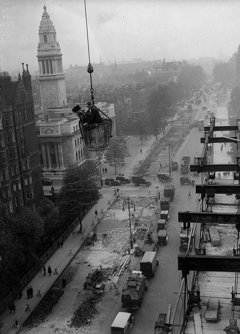 Egy kamerázó operatőr a londoni Baker Street felett, 1930-ban.