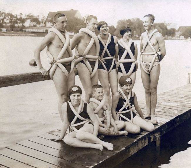 Kerékpár gumibelső-ihlette úszógumi, 1925-ben.