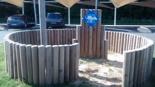 Egy elkerített rész a benzinkút mellett, ahol a kutyák is nyugodtan végezhetik a dolgukat.