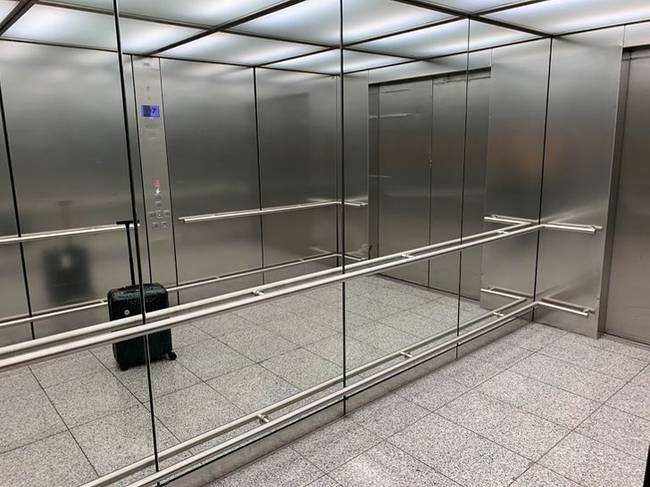 Ez a lift nagyobb, mint Hongkong legtöbb apartmanja.