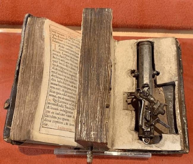 A Bibliába rejtett pisztoly Francesco Morosini, a velencei dózse (1619-1694) számára készült