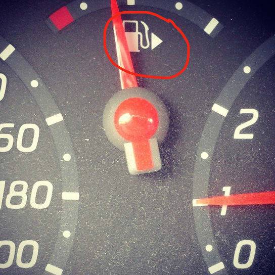 Az autók műszerfalán az üzemanyagjelzőnél van egy nyíl, ami mutatja, hogy az autó melyik oldalán található a tanksapka.