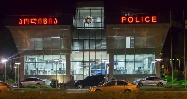2004-ben a Grúz Köztársaságban szinte a 30 ezer tisztből álló rendőri állomány majdnem egészét el kellett küldeni korrupció miatt. Az eset után egy üvegből épült főkapitányságot hoztak létre annak jelképeként, hogy a rendőrség átláthatóbb és megbízhatóbb, mint eddig bármikor. A bűnözés azóta egyébként tényleg csökkent Grúziában és a lakosok bizalmát is sikerült visszaszereznie a rendőrségnek.