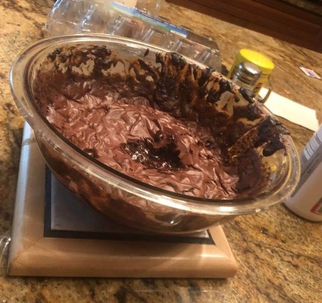 „Az unokatestvérem úgy gondolta, hogy jó ötlet egy órán át sütni a brownie-ket. Tálban csinálta. Ez lett az eredménye.”