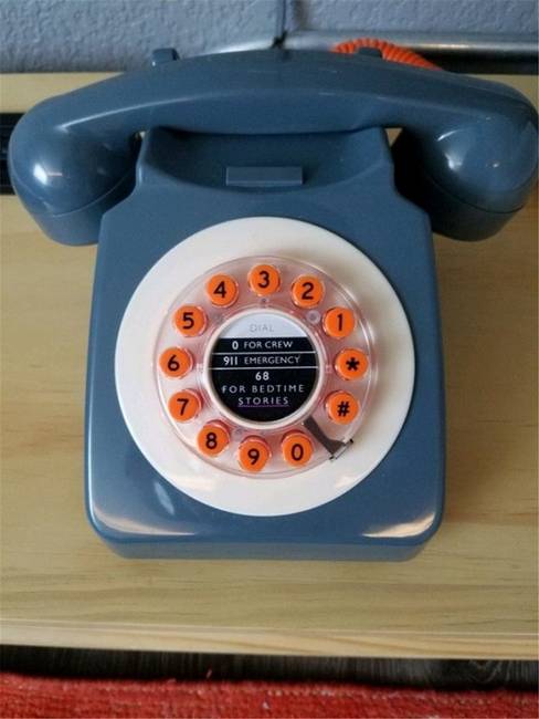 Ezen a szállodai telefonon keresztül a 68-as szám tárcsázásával esti meséket hallgathatnak a gyerekek.