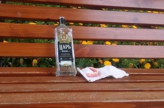 A padon felejtett fogsor alapján nagy buli lehetett itt az este.