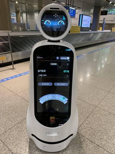 Ezek a robotok a szöuli Incheon repülőtéren köröznek. Bárki odamehet hozzájuk, akinek információra van szüksége.