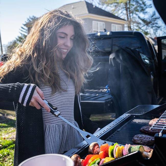 A sportesemények előtt az emberek a parkolóban grilleznek, söröznek és beszélgetnek.