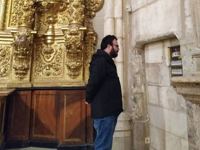 Amikor egy villanyszerelő férfi templomba vagy más nyilvános helyekre látogat.