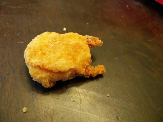 Egy a csirke nugget, ami épp úgy néz ki, mintha egy egész rántott csirke lenne.
