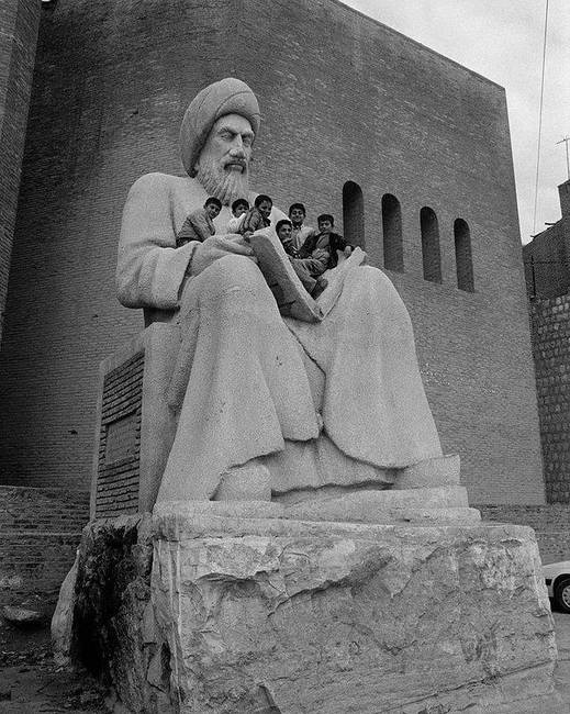 Fiatal gyermekek Ibn al-Mustawfi emlékművénél az iraki Erbílben, 1991-ben.