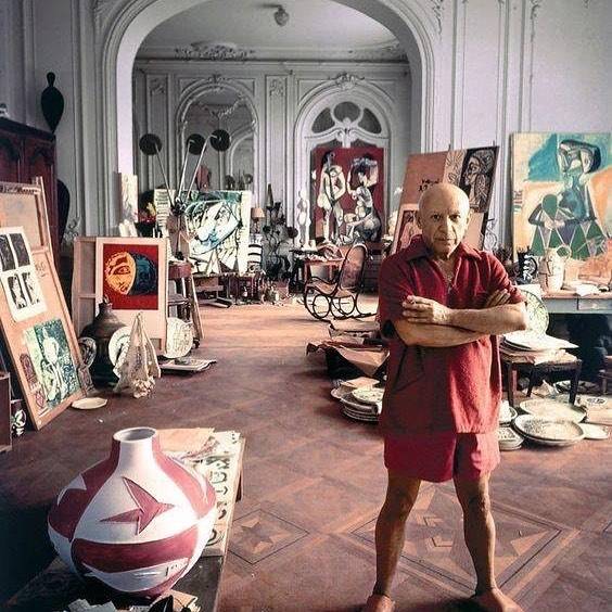 Pablo Picasso és az ő stúdiója, 1956-ban.