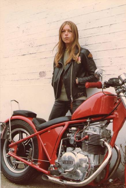 „Anyám, 1983 körül. Ez magyarázza, hogy miért én vagyok a legkevésbé menő a világon: minden menőséget megtartott magának! Látod ezt a motort? Ő maga építette.”