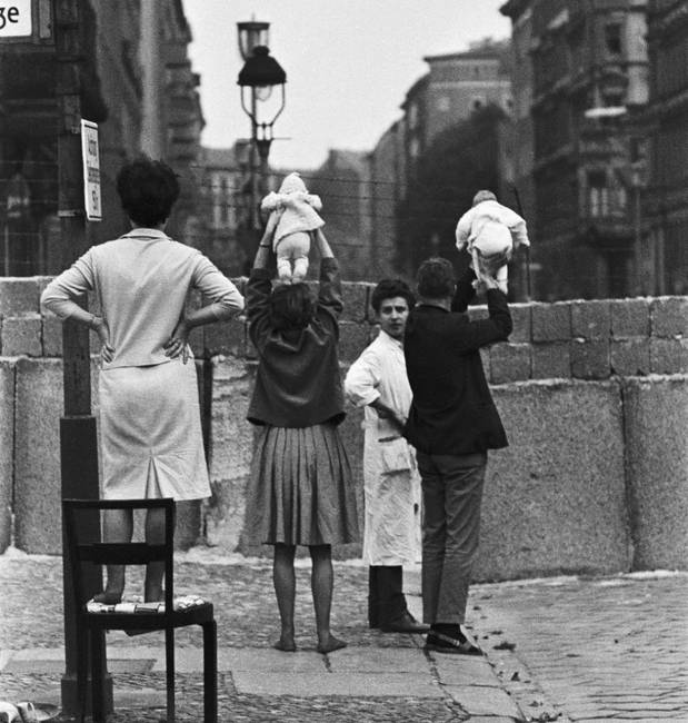Egy fiatal pár mutatja a gyermekeit a berlini fal túloldalán élő nagyszülőknek, 1961-ben.