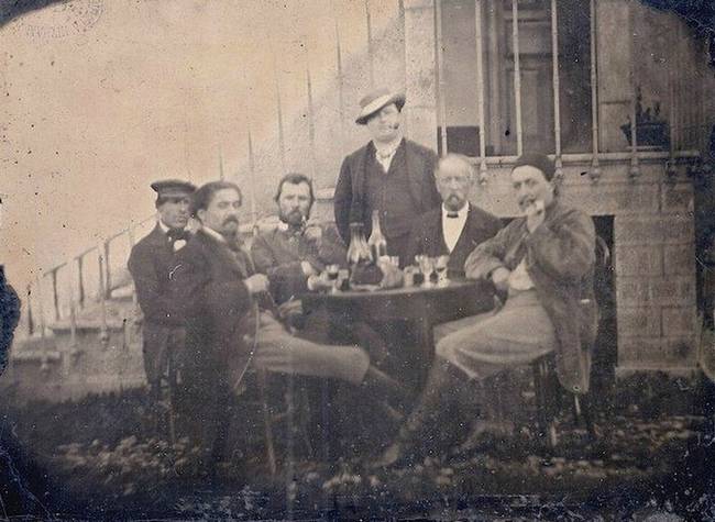 Az italozgató Vincent van Gogh és Paul Gauguin néhány impresszionista művész társaságában.