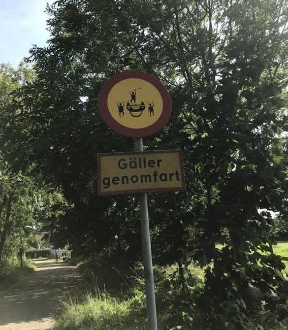 A svéd humornak köszönhetően ebben az országban nagyon "speciális" táblák jelzik, hogy merre nem szabad behajtani autóval. :D
