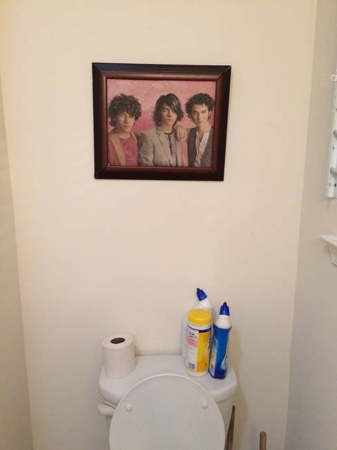 „A pasinak van egy képe a Jonas Brothers-ről a WC-jében."
