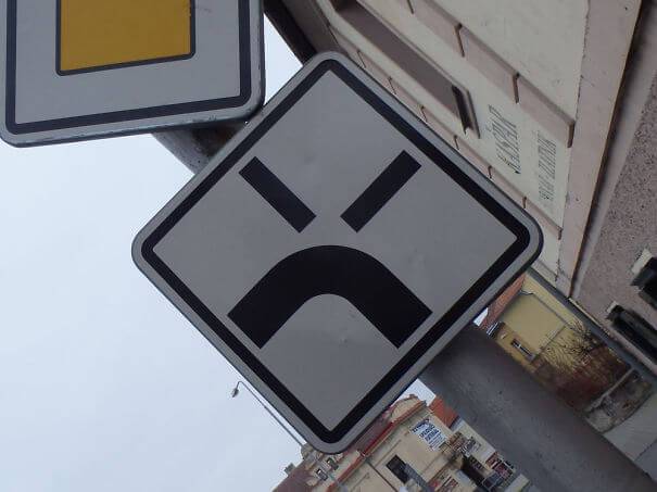 Ez a tábla pedig mint egy mérges ember, ha picit más szemszögből nézzük.
