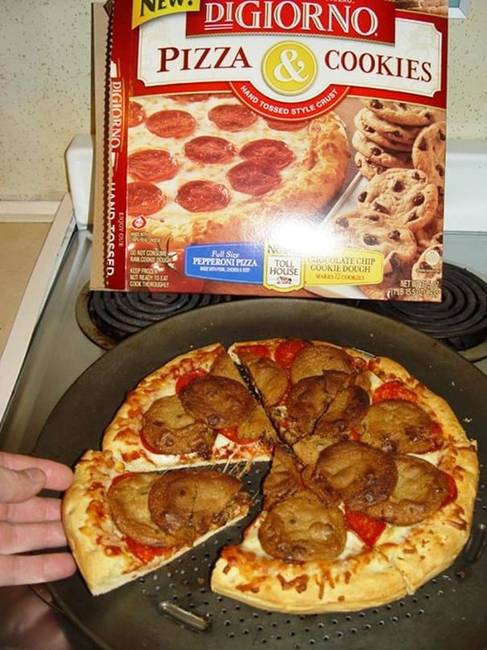 Pizza és süti egy dobozban annak érdekében, hogy szempillantás alatt komplett mirelit-vacsorát készíthessünk magunknak. Kivéve persze, ha idióták vagyunk ééés...