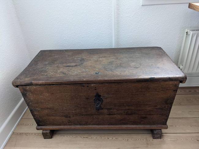 „Ez a tölgyfa tároló 1682 óta van a családom birtokában. Még a zár is tökéletesen működik rajta."
