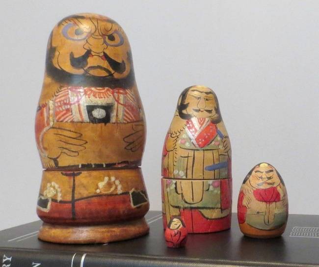 Antik japán fa-babák, amik kísértetiesen hasonlítanak az orosz matrjoska babákhoz.