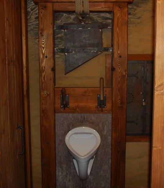 Felettébb bizarr, guillotine-külsejű piszoár…😳