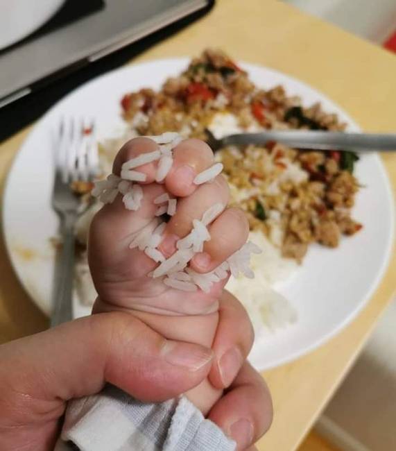 Ha azt hiszed, hogy erős vagy, akkor nem próbáltad még meg kinyitni egy gyerek kezét ilyenkor.