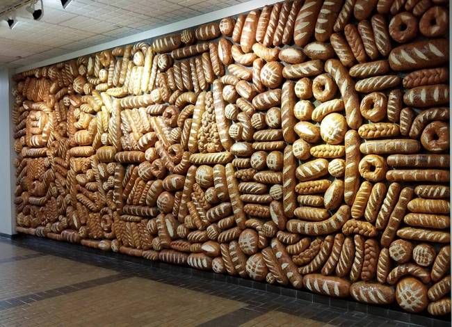 A kaliforniai Harry Hay fala kenyerekből készült, ráadásul a fal közepén is a kenyér (bread) szó olvasható angolul.