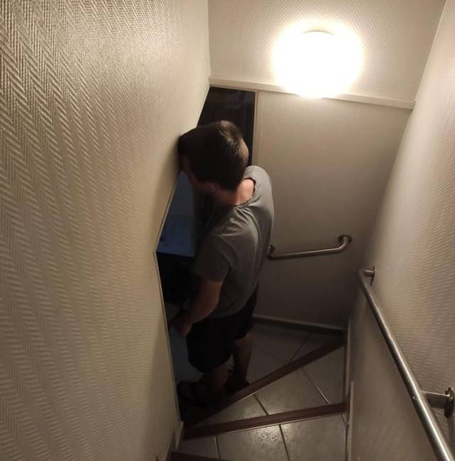 „A házunk alagsorának bejárata. (178 cm vagyok)"