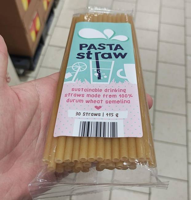 Ezek a szívószálak tésztából készültek, ezért nem oldódnak fel olyan könnyen, mint a papírból készült változatok.