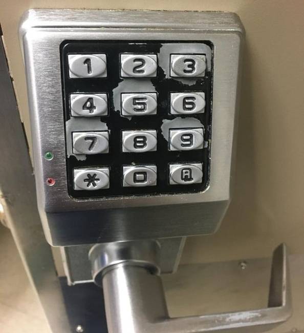 „Biztonsági kódzár az egyik kórházi szoba ajtaján."