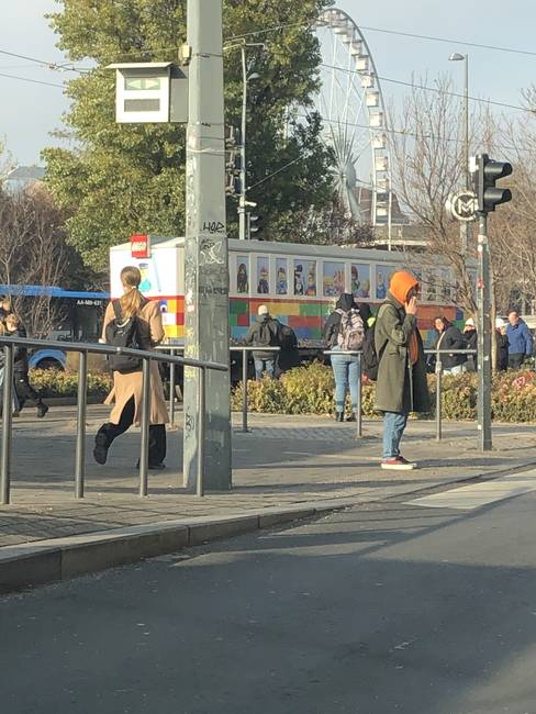 Életnagyságú LEGO villamos a Deák térnél
