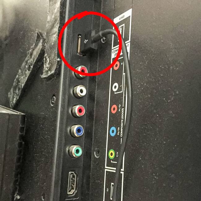 Ha esetleg otthon hagyod a telefontöltőd adapterét ne felejtsd, hogy a legtöbb tévén található USB-port, amiről könnyedén feltöltheted a telefonod.