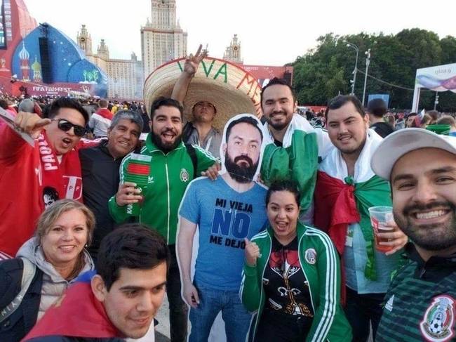 A mexikói fociszurkolók az egyik barátjuk kartonpapír-változatát hozták magukkal az oroszországi világbajnokságra, miután a haverjuk nem tudott velük jönni.