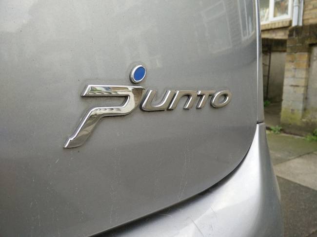 A Fiat Punto "P" betűje úgy néz ki, mint egy éppen autót vezető sofőr.
