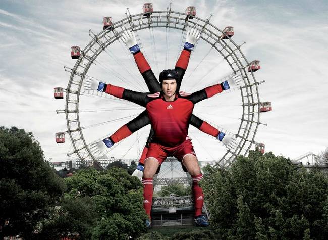 A labdarúgó-világbajnokságra készített Adidas reklám, egy óriáskerék oldalán.