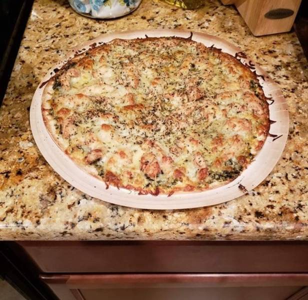Álcázott pizza a konyhapulton.