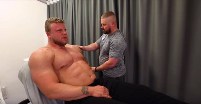 25 éves, 203 cm magas, 155 kilós srác egy közepes testalkatú férfi mellett.