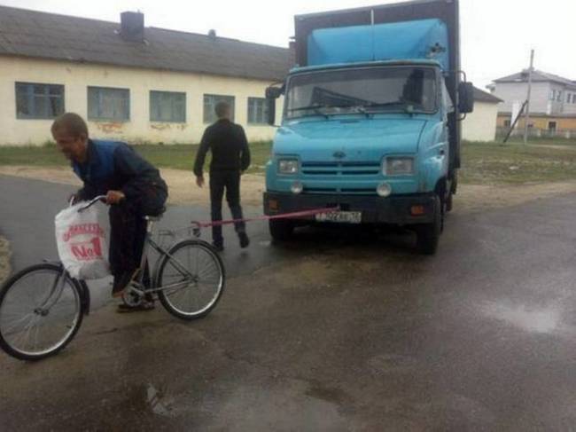 Sanyi bácsi erősre itta magát és úgy döntött, ellop egy teherautót…de nem a megszokott módszerekkel.