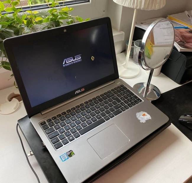 „A húgom sminkes tükrén megcsillanó napfény lyukat égetett a laptopomba."