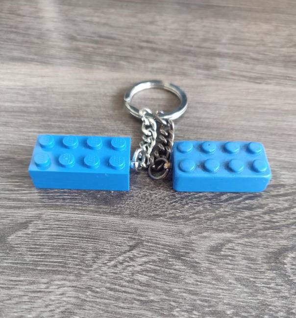 „A jobb oldalon egy LEGO-kulcstartó látható, amit évek óta használok, a baloldali pedig teljesen új."